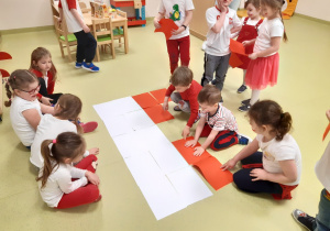 15 Dzieci układaja flagę